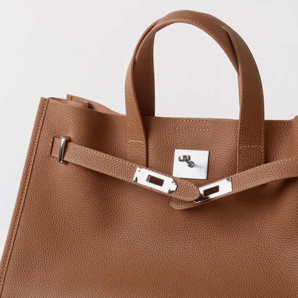 Aurelia Elegant Handbag made of premium calfskin leather. 15