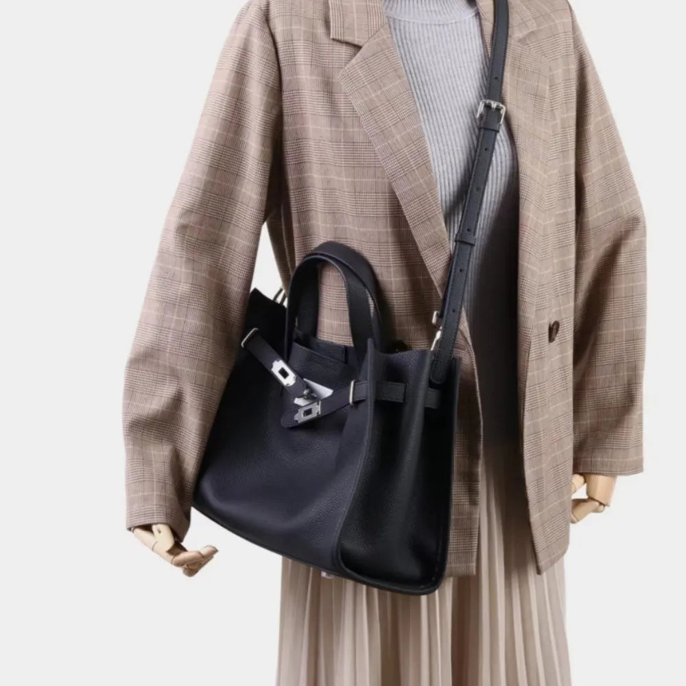 Aurelia Elegant Handbag made of premium calfskin leather. 2