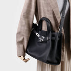 Aurelia Elegant Handbag made of premium calfskin leather. 3