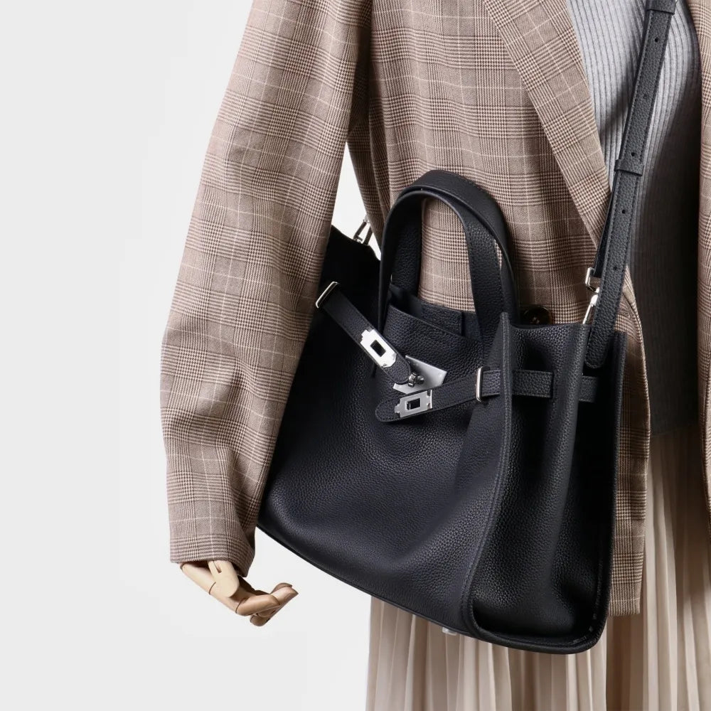 Aurelia Elegant Handbag made of premium calfskin leather. 3