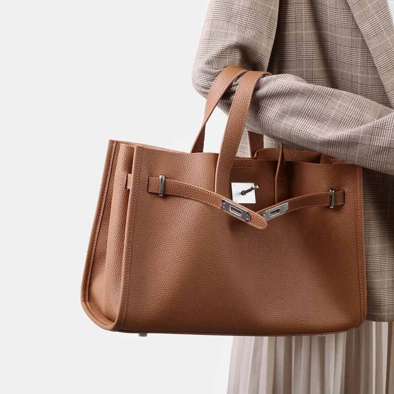 Aurelia Elegant Handbag made of premium calfskin leather. 4