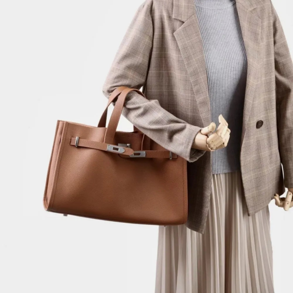 Aurelia Elegant Handbag made of premium calfskin leather. 5