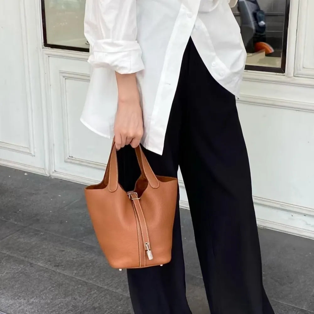 Stylish Averly bucket bag in calfskin togo leather. 10