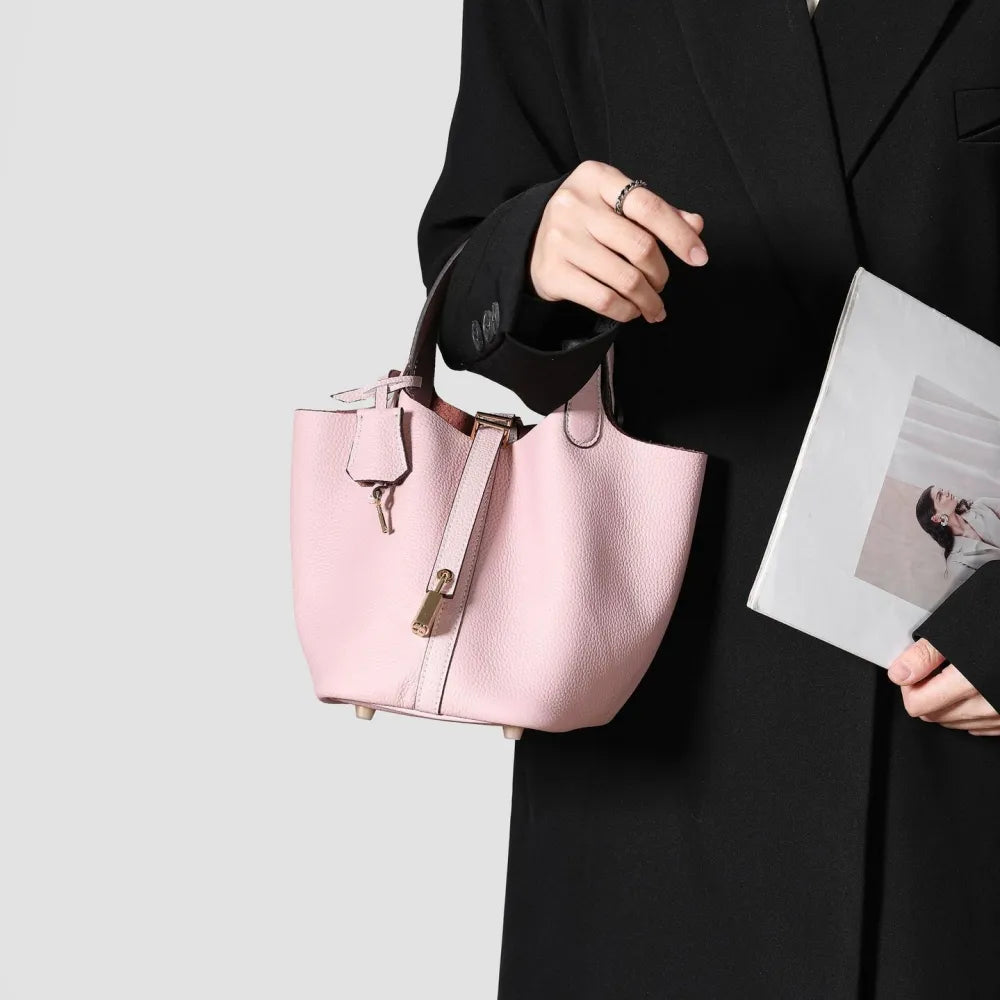 Stylish Averly bucket bag in calfskin togo leather. 11