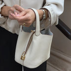 Stylish Averly bucket bag in calfskin togo leather. 3