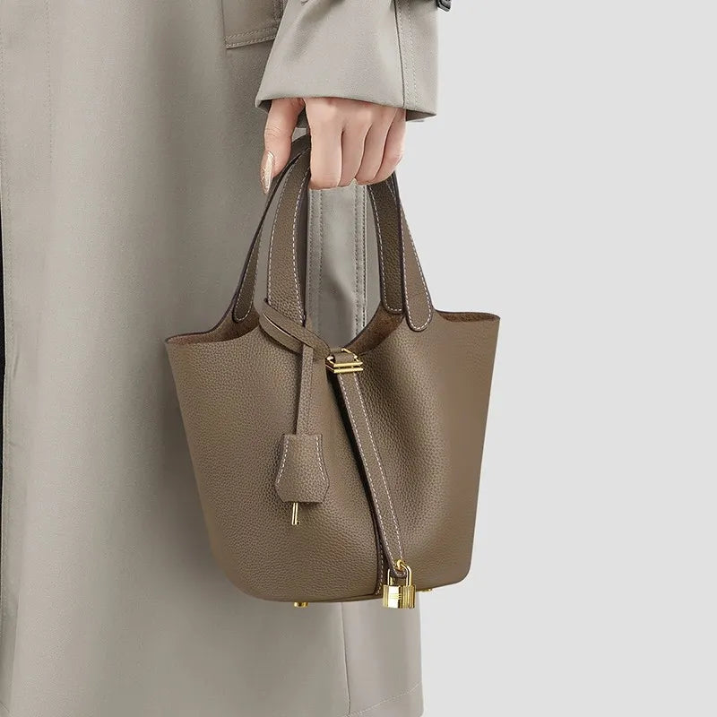 Stylish Averly bucket bag in calfskin togo leather. 5