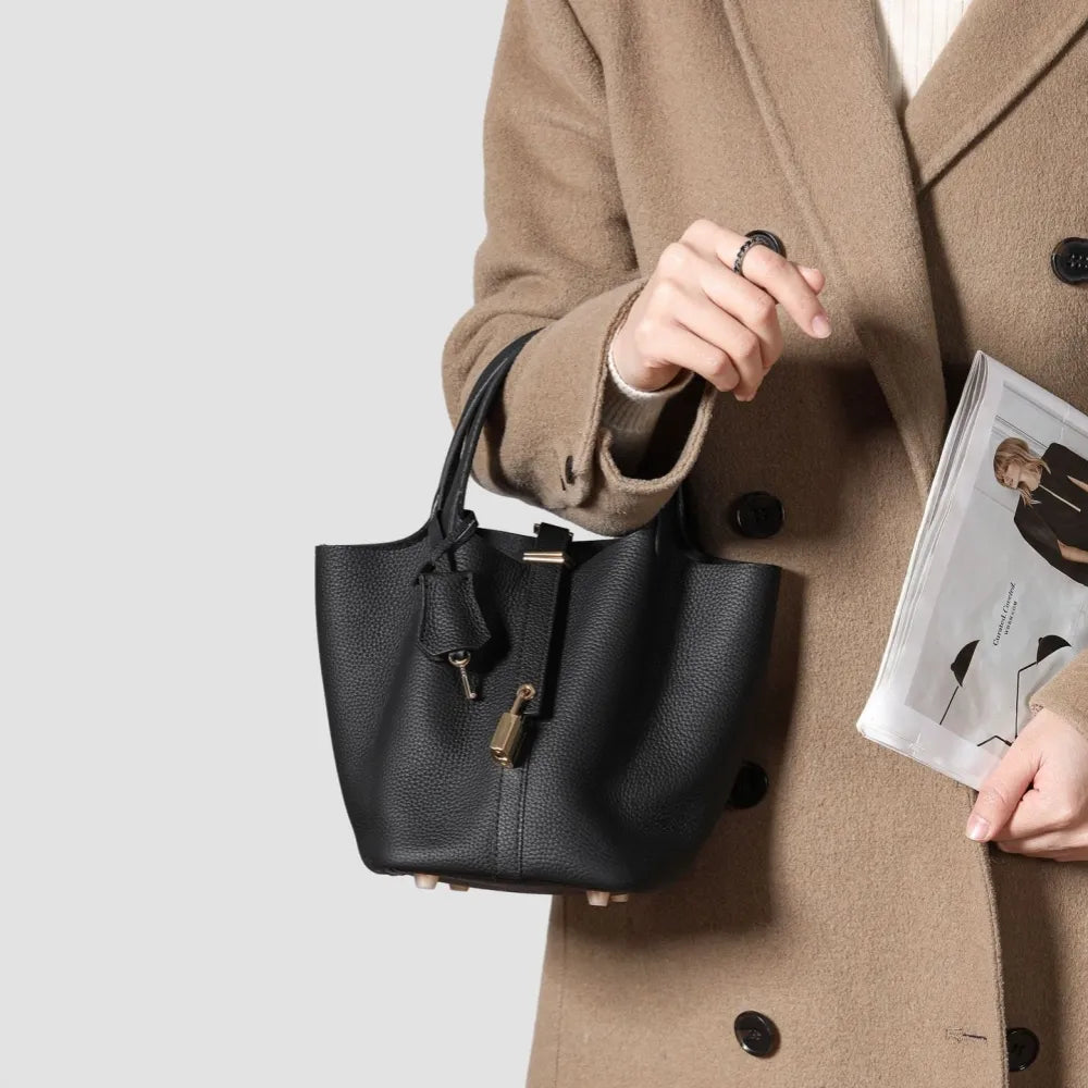 Stylish Averly bucket bag in calfskin togo leather. 6