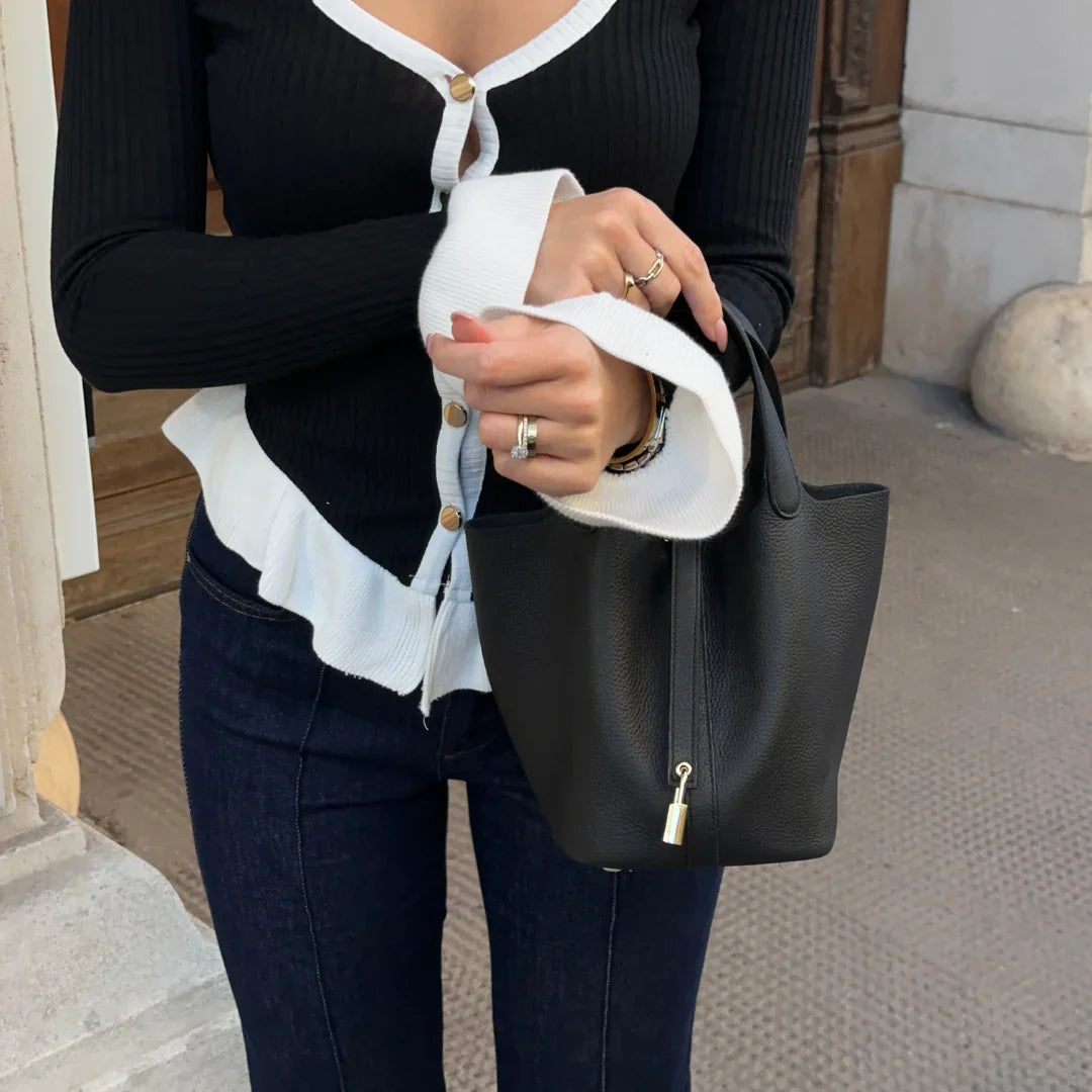 Stylish Averly bucket bag in calfskin togo leather. 7