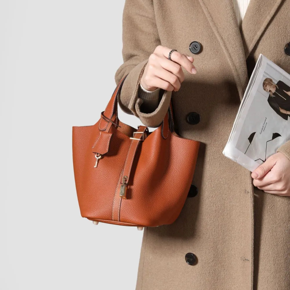 Stylish Averly bucket bag in calfskin togo leather. 8