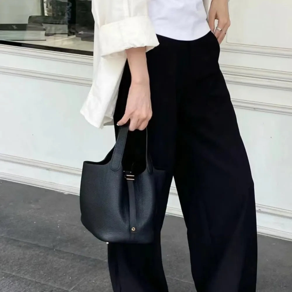 Stylish Averly bucket bag in calfskin togo leather. 9