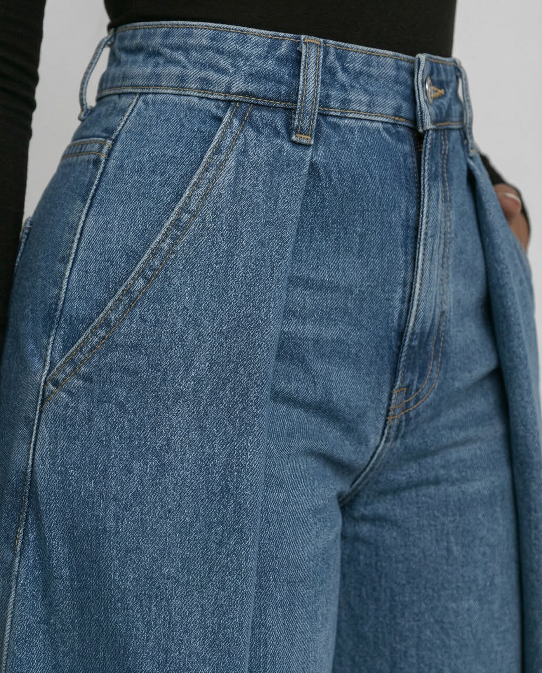 Stylish high waist wide jeans for women, perfect for casual and elegant looks. 4