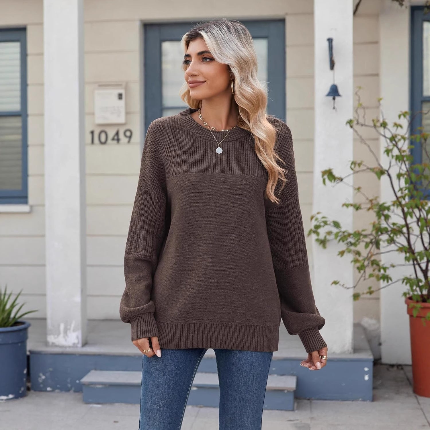 Stylish ladies pullover with colorblock design in navy blue. 4