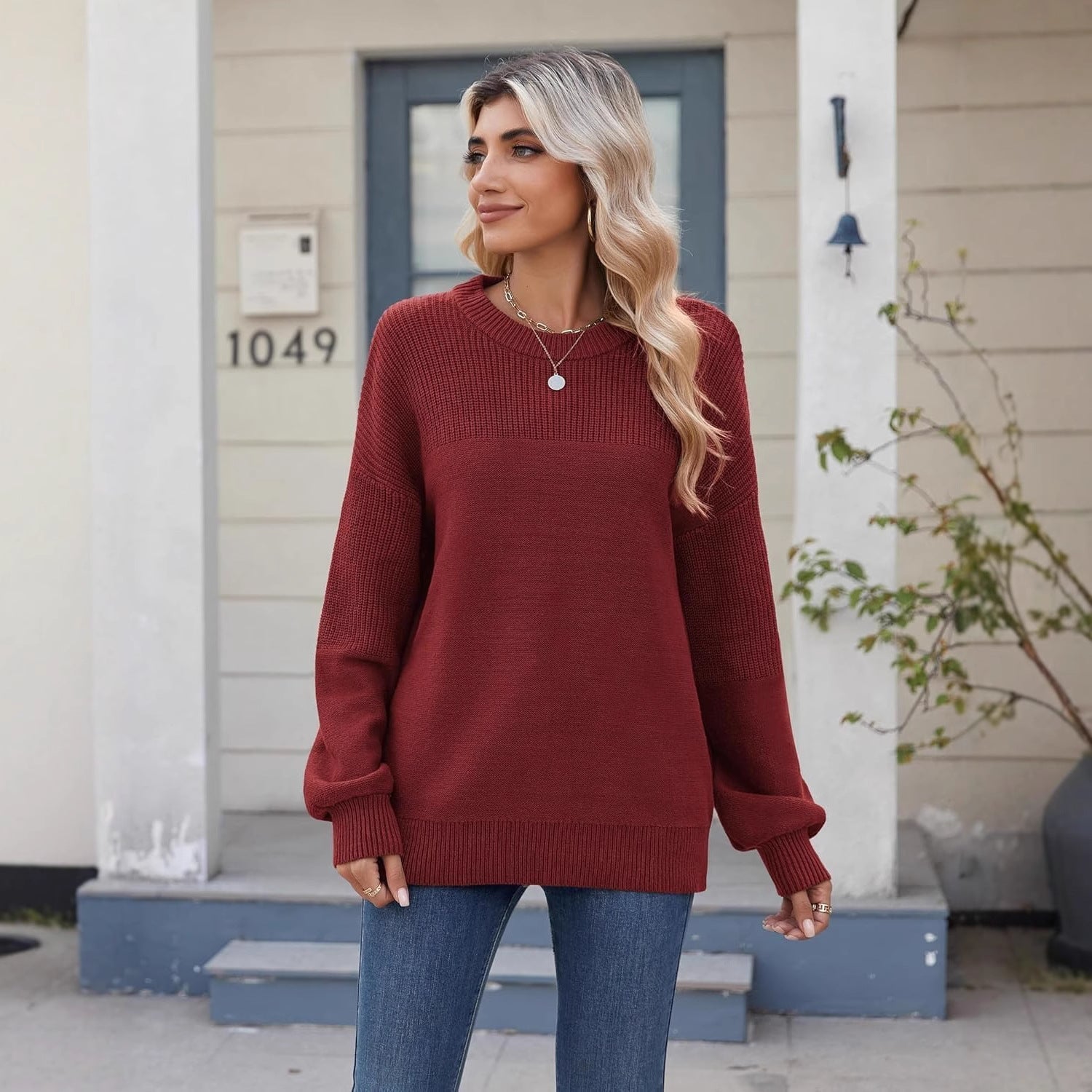 Stylish ladies pullover with colorblock design in navy blue. 5