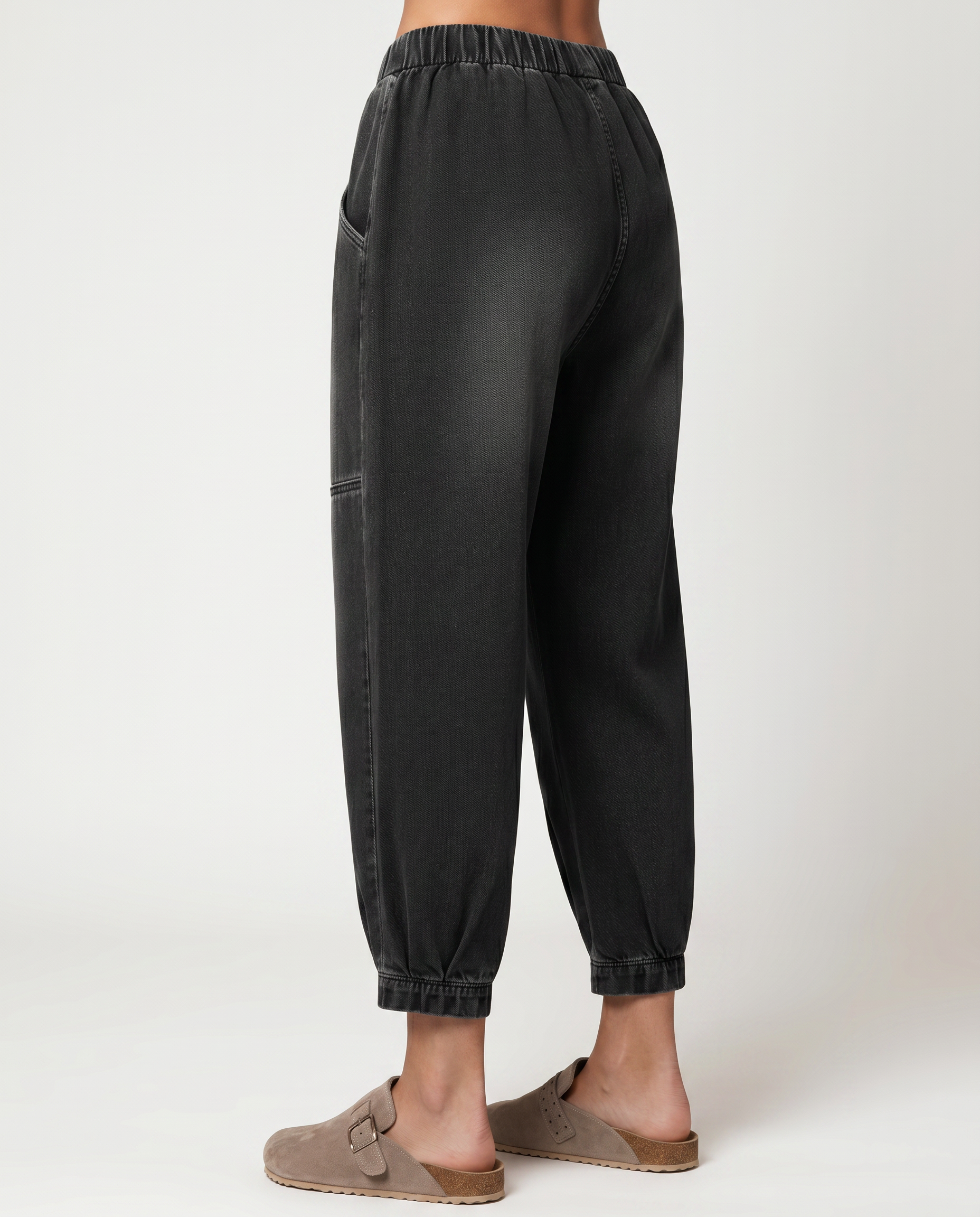 Patsy tapered jeans in black with elastic waistband for women. 3