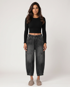 Patsy tapered jeans in black with elastic waistband for women. 4