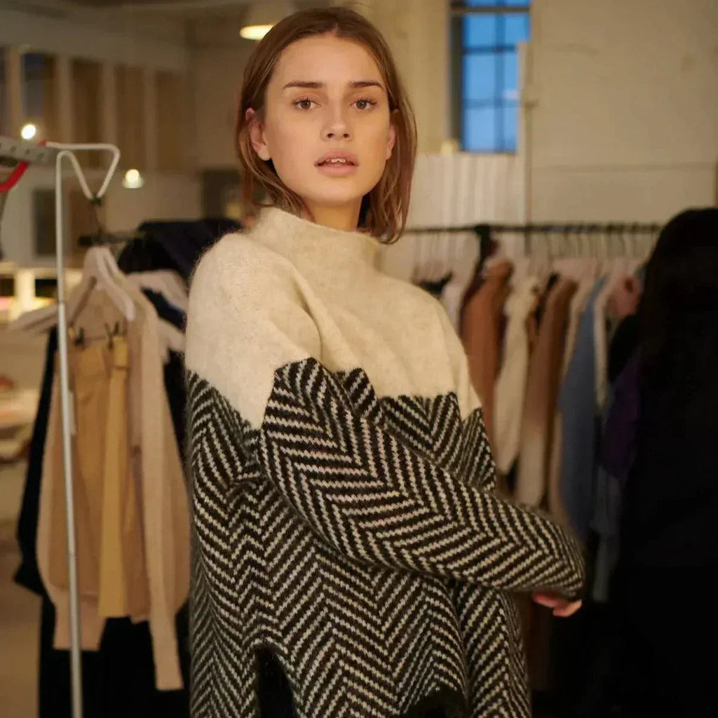 Stylish women's turtleneck sweater with herringbone pattern 2
