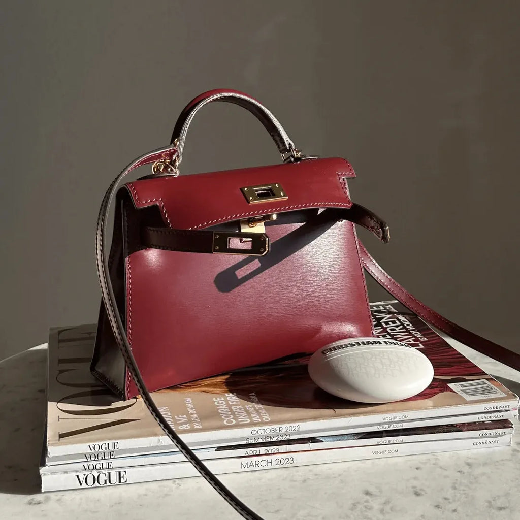 Vanessa Elegant mini handbag in burgundy and black leather. 5