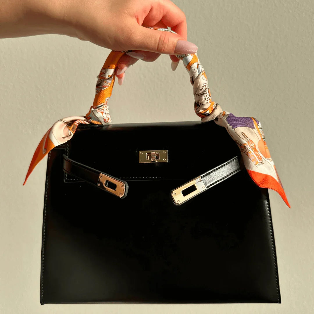 Vanessa Elegant mini handbag in burgundy and black leather. 7