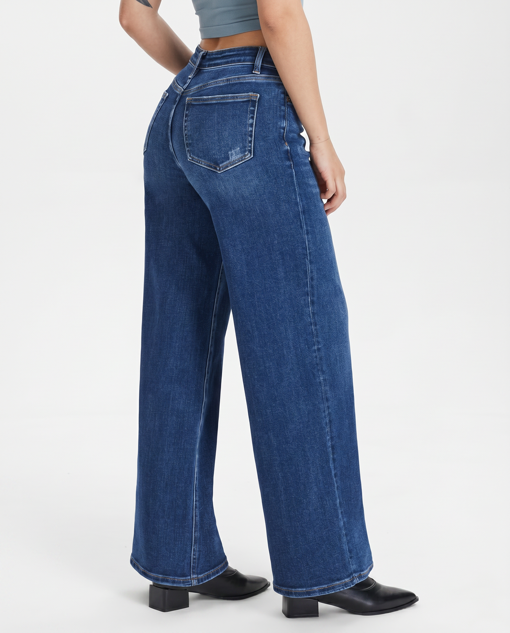 Comfortable wide jeans with mid waist and relaxed fit for women. 2