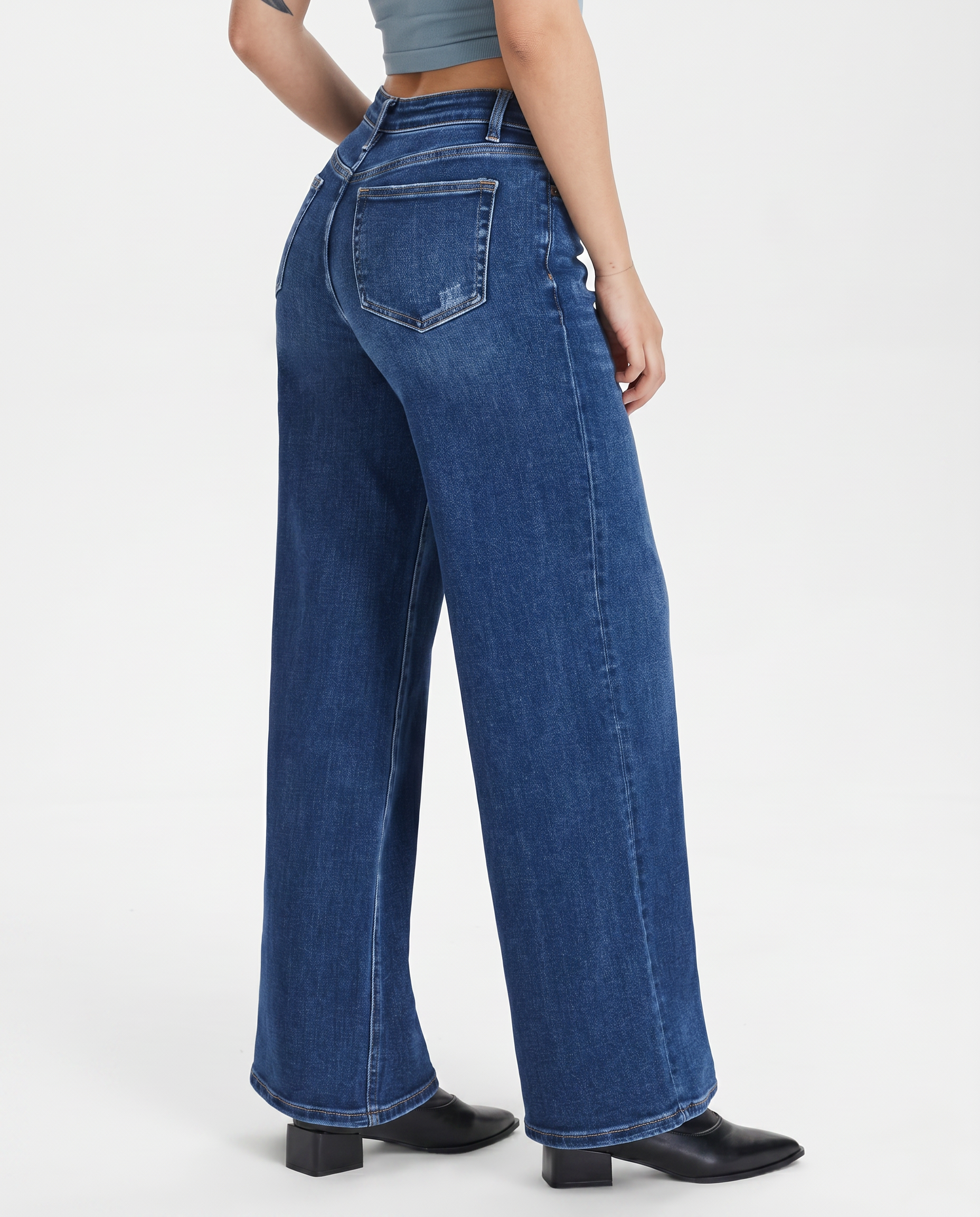 Comfortable wide jeans with mid waist and relaxed fit for women. 2