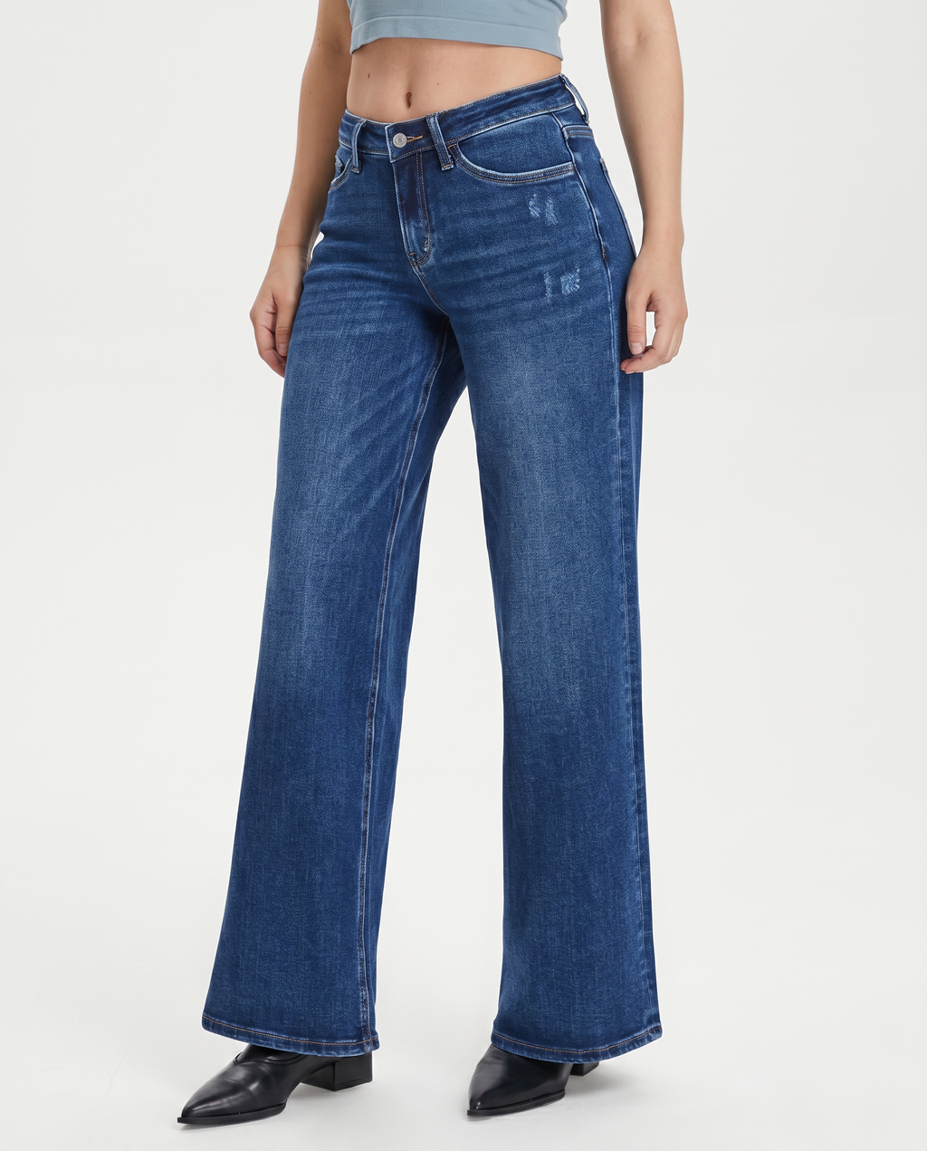 Comfortable wide jeans with mid waist and relaxed fit for women. 3