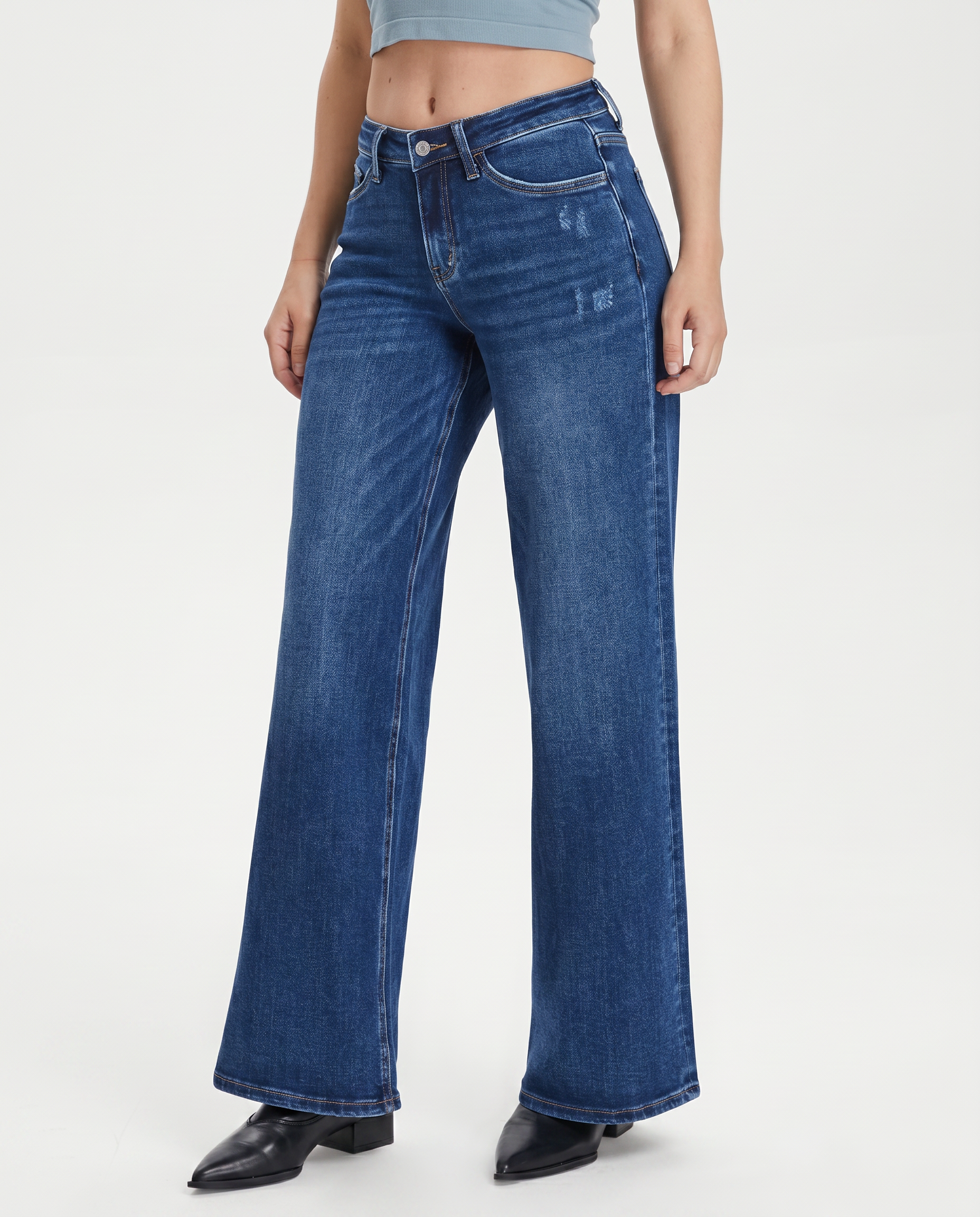Comfortable wide jeans with mid waist and relaxed fit for women. 3
