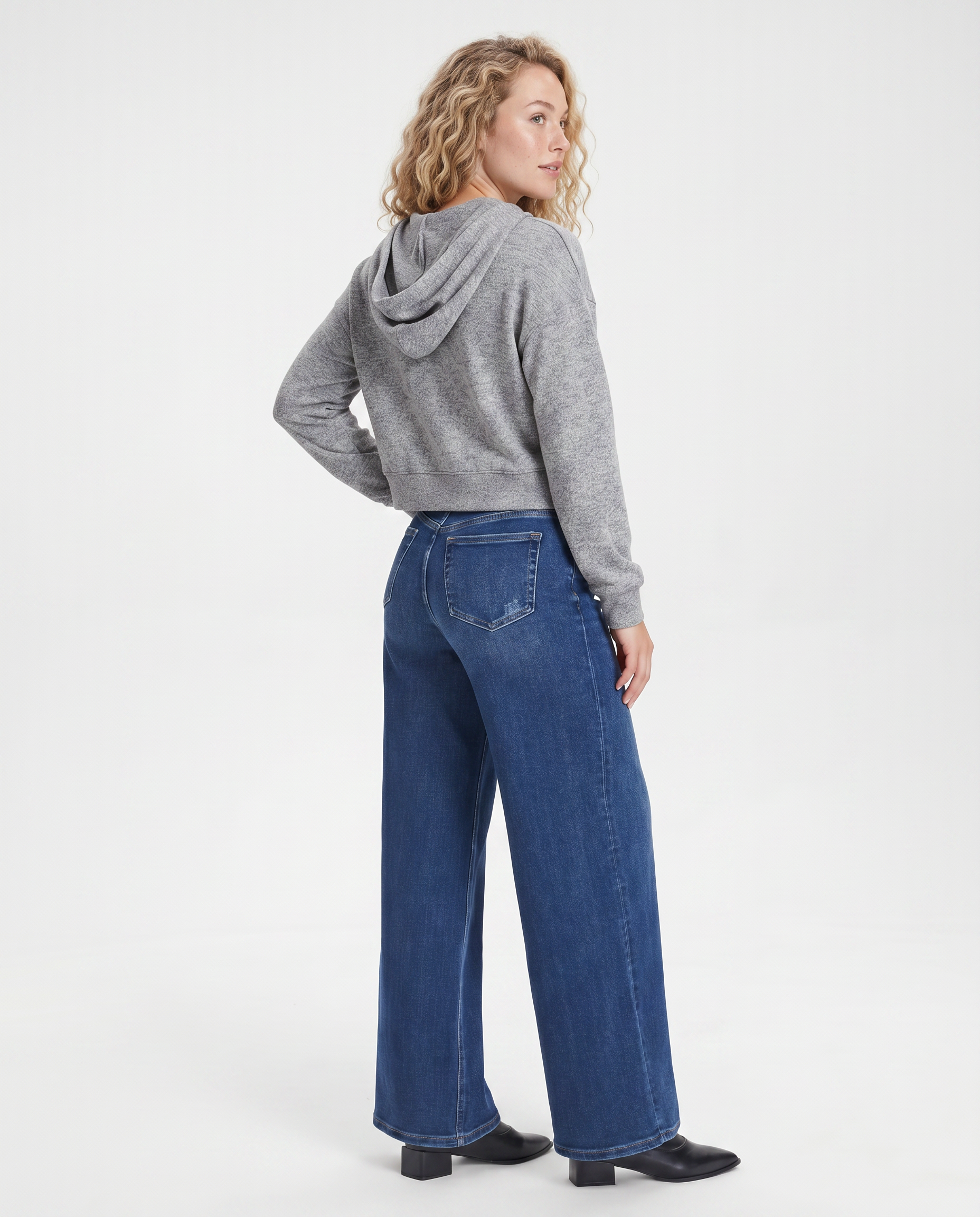 Comfortable wide jeans with mid waist and relaxed fit for women. 5