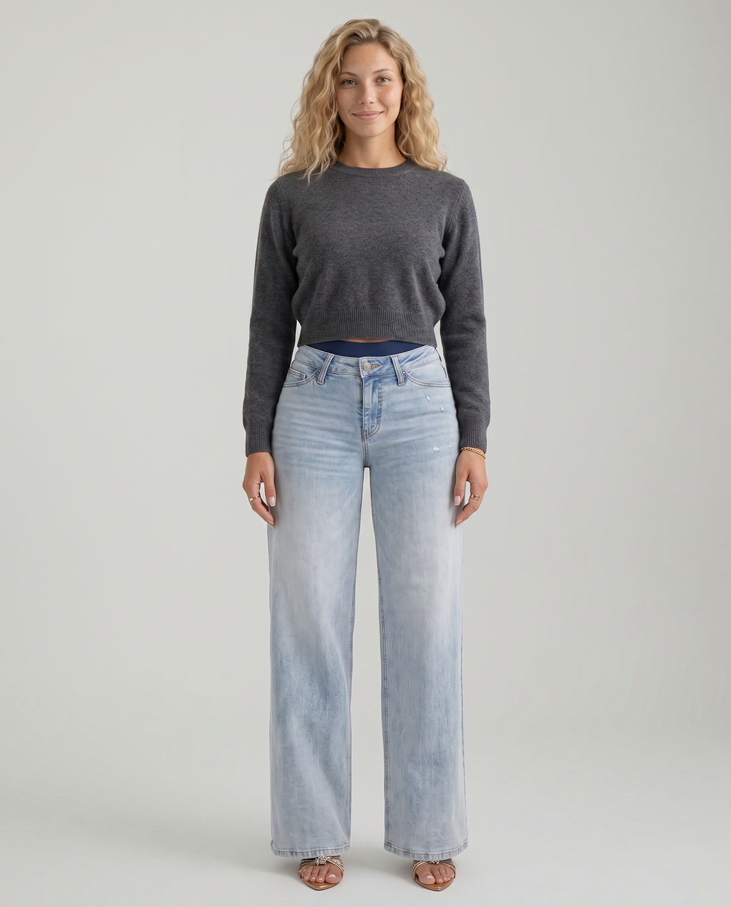 Comfortable wide jeans with mid waist and relaxed fit for women. 9