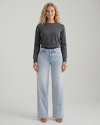 Comfortable wide jeans with mid waist and relaxed fit for women. 9