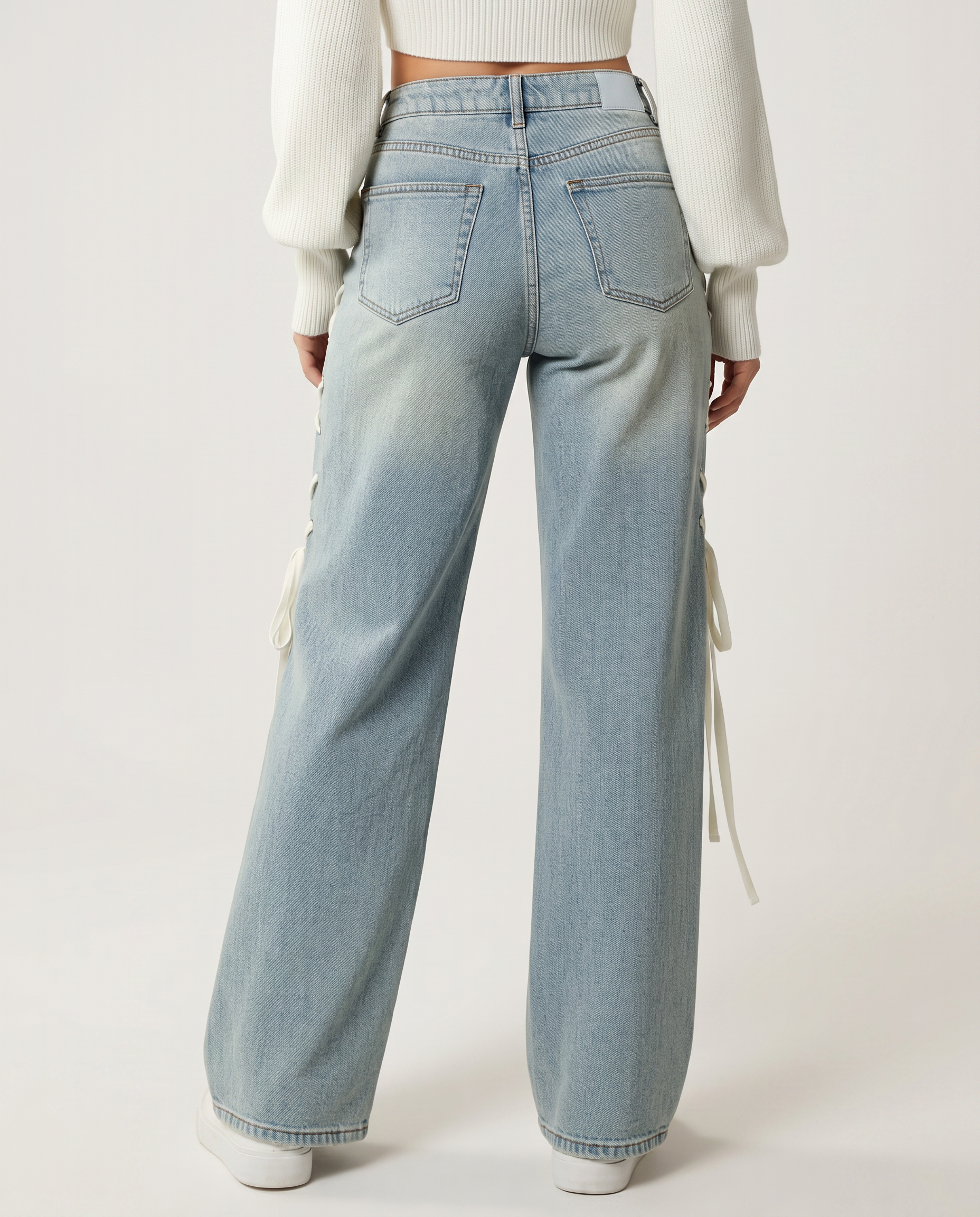 Stylish wide jeans with side laces in light blue denim. 2