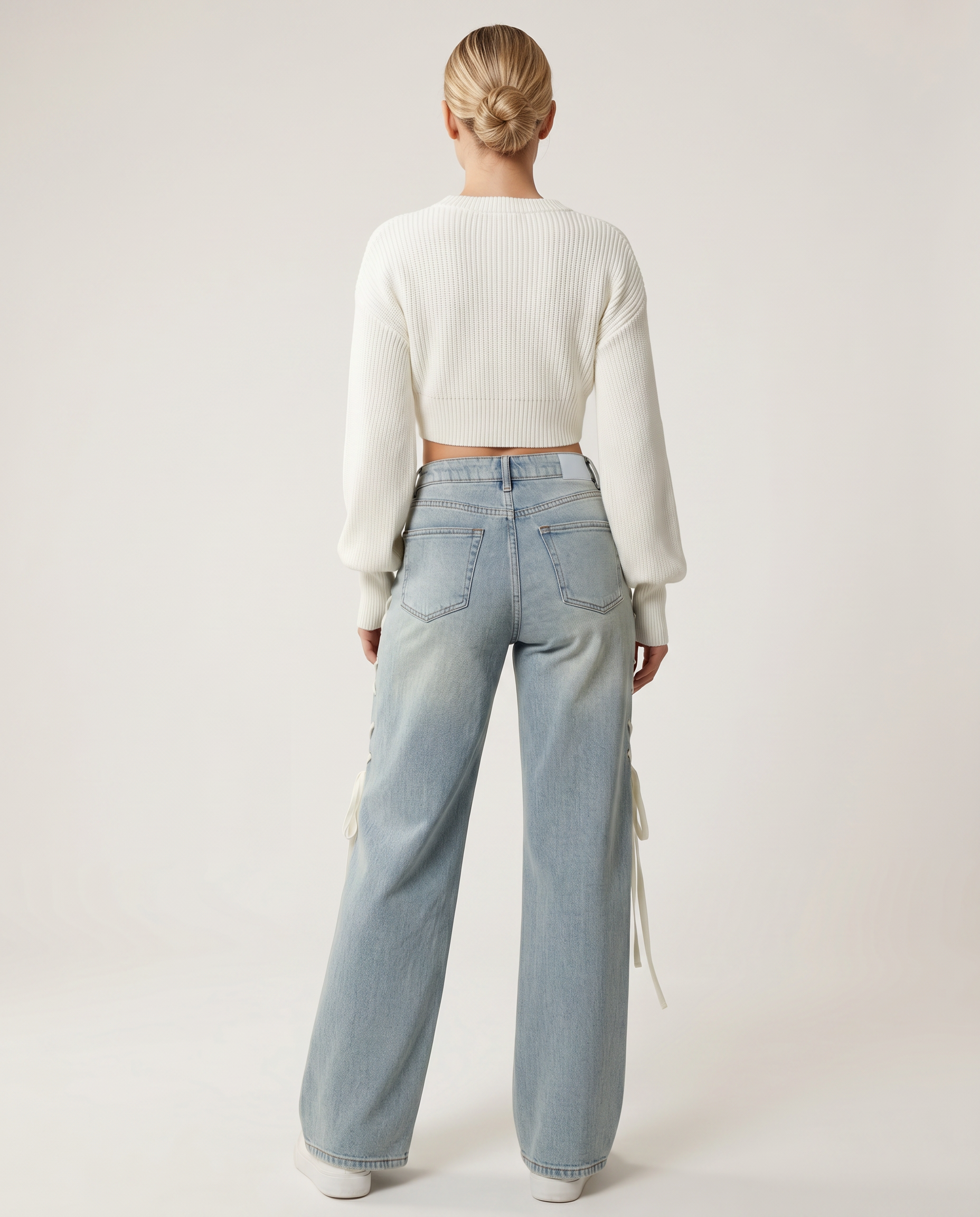 Stylish wide jeans with side laces in light blue denim. 5